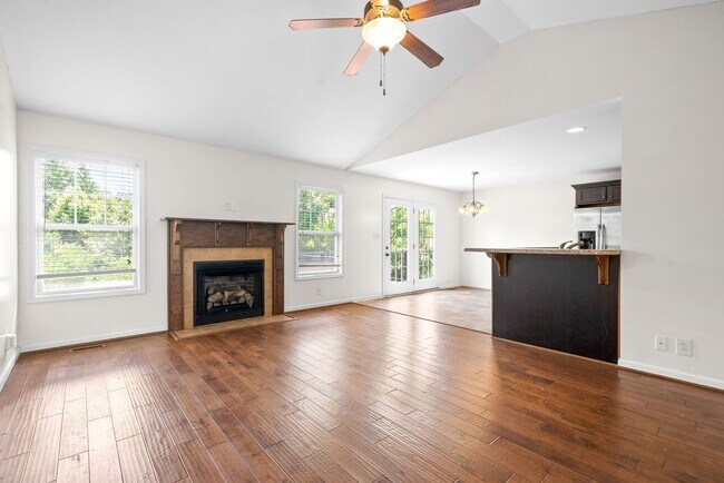 Building Photo - 3 Bedroom 2 Bath Pet Friendly Home For Rent Near Post!