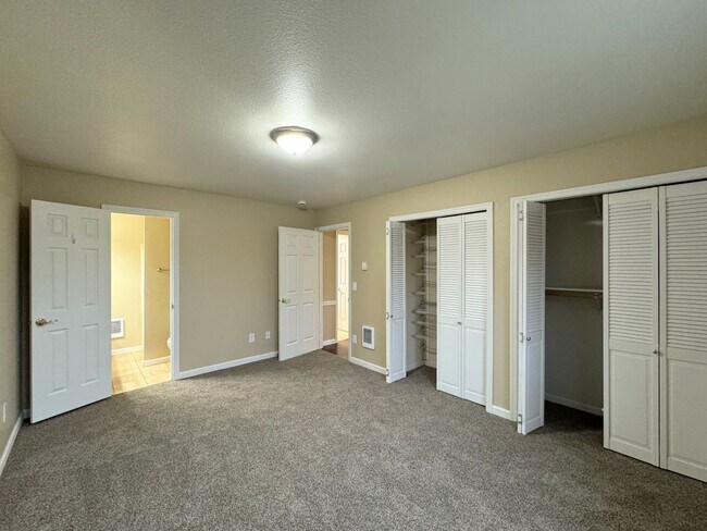 Building Photo - Lovely 2 Bedroom Condo in Hampton Village ...
