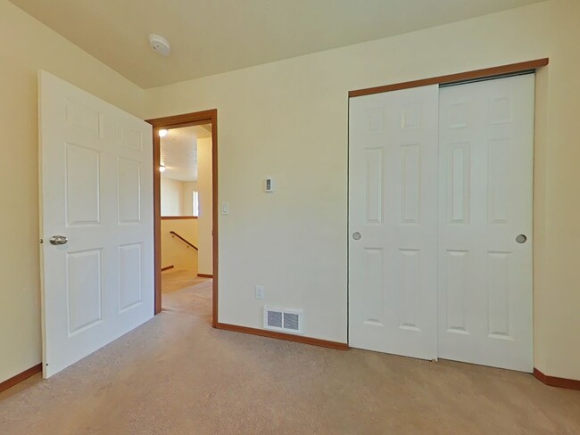 Building Photo - 5 Bedroom Home ~ Close to Campus