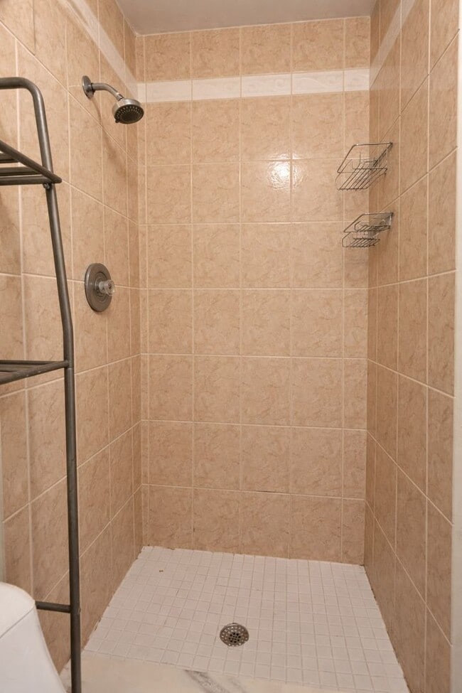 Building Photo - 105/107 SE 2ND AVE