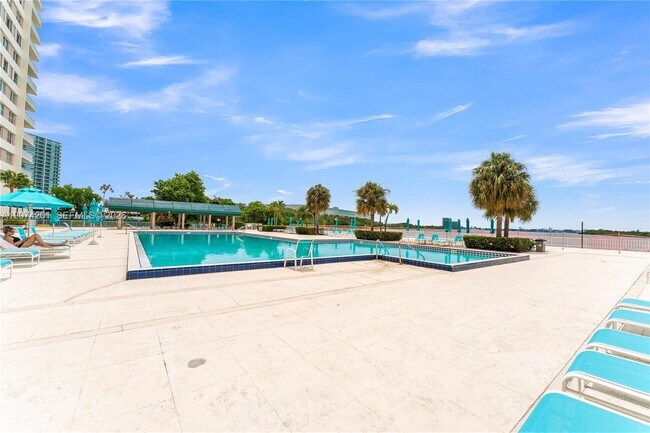 Building Photo - 300 Bayview Dr