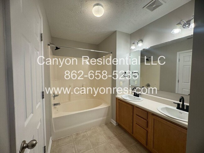 Building Photo - Spacious 3-Bedroom Home for Rent in Raeford