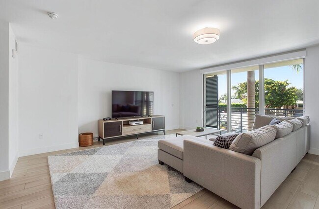 Building Photo - 111 SE 1st Ave