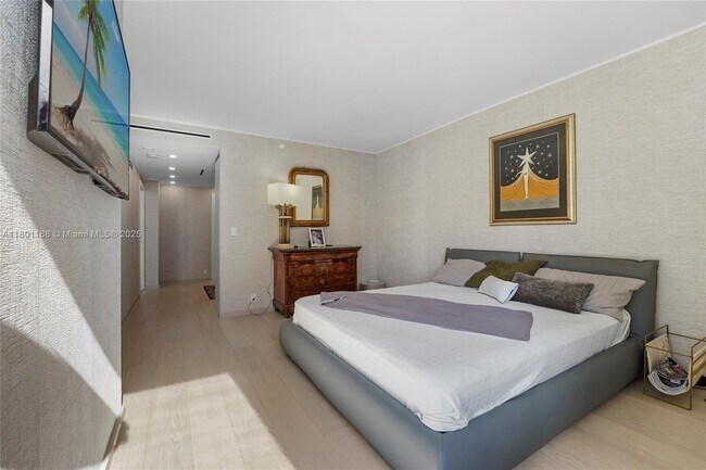 Building Photo - 520 Brickell Key Dr