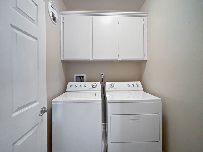 Building Photo - Beautiful & Spacious 2BD/2BA Townhouse in ...
