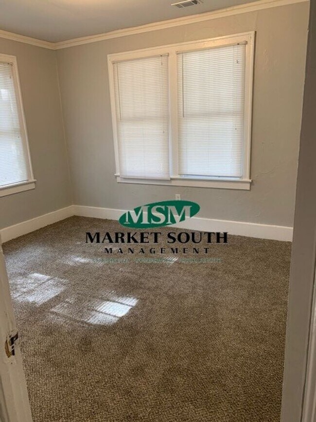 Building Photo - ~~~~NEW ON THE MARKET~~ 38th Street Cottage!!!