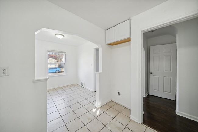 Building Photo - 3 Bedroom Bungalow - West Side