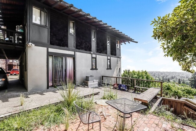 Building Photo - Fully Furnished Lower Unit In Berkeley!