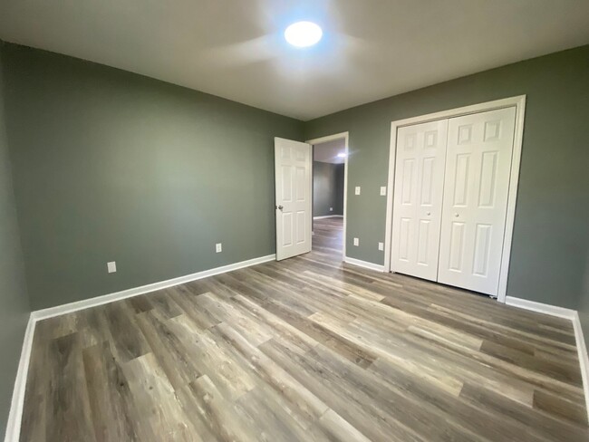 Building Photo - 2 Bedroom 1 Bath Apartment in Greeneville, TN