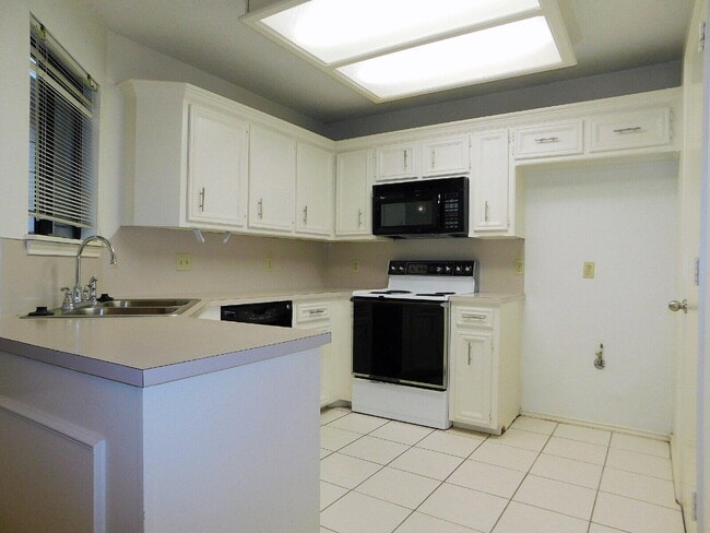 Building Photo - 6816 Frankford Ave