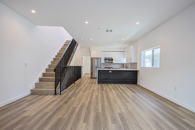 Building Photo - 5235 Satsuma Ave