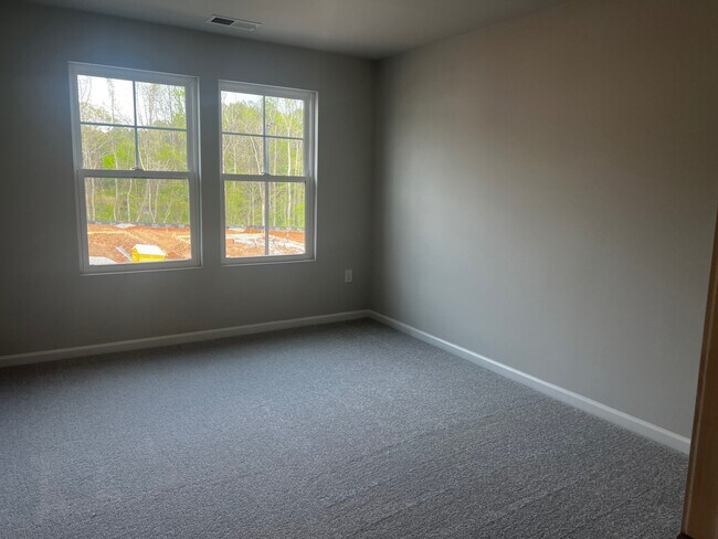 Building Photo - 5871 Woodlawn Dr