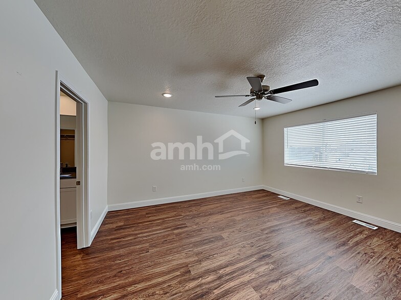 Building Photo - 322 N Gibbons Ln