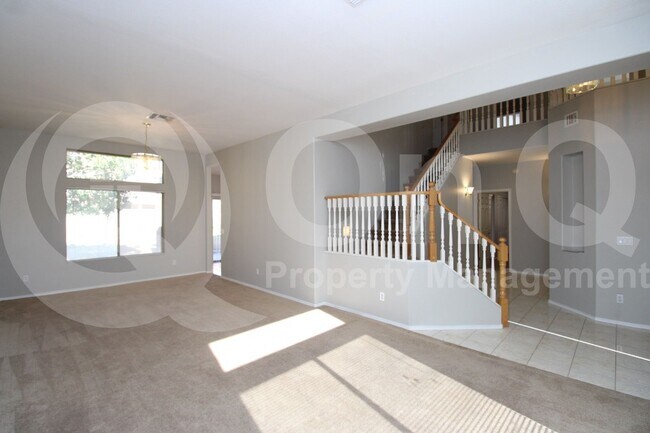 Building Photo - 490 W Ebony Way