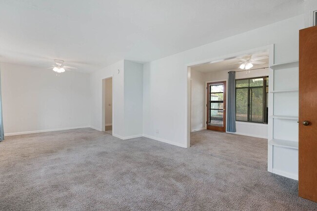 Building Photo - 463 Cherry Ridge Dr