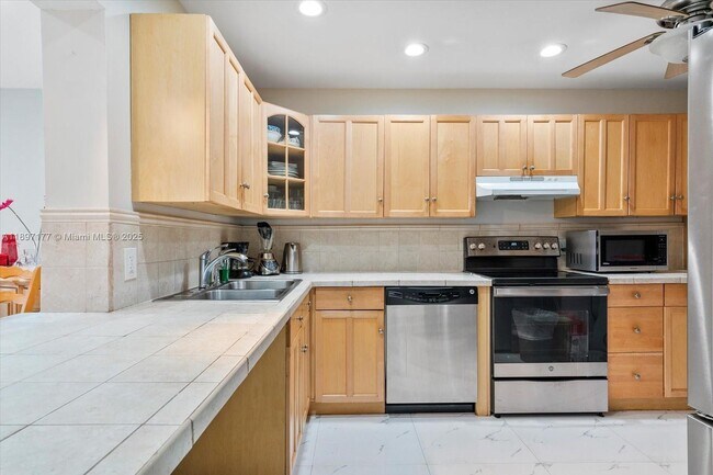 Building Photo - 875 NE 195th St