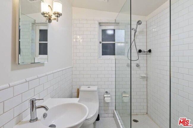 Building Photo - 362 Westbourne Dr