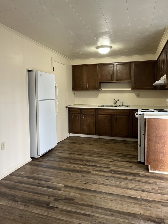 Building Photo - 611 Lincoln Way W