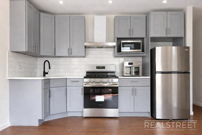 Building Photo - Sun-Filled 2 Bed / 2 Bath w/ King Primary, Walk-In Closet – Steps from Gates J