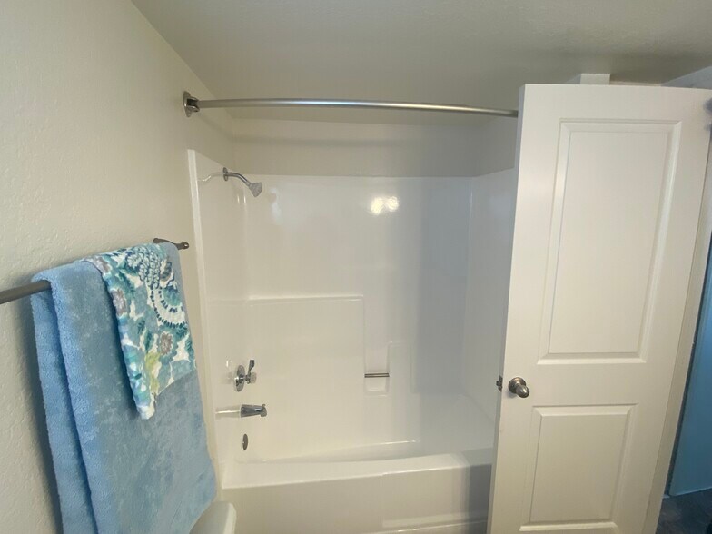 Building Photo - 8324 Vineyard Ave