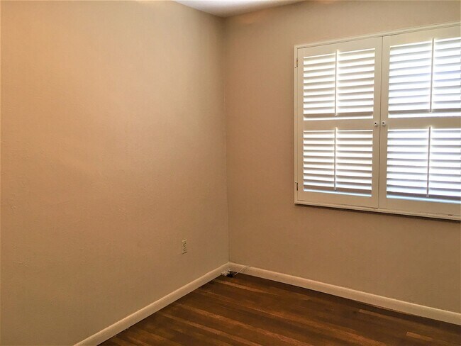 Building Photo - 2 Bed 1.5 Bath | Single Story | Nob Hill Location | Pet Allowed with Restrictions | Large Backyard