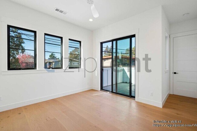 Building Photo - 1028 Brown Ave