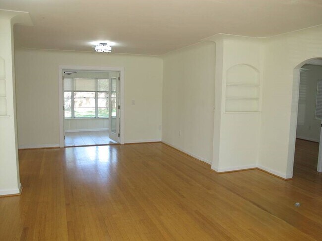 Building Photo - Charming home 1 minute to downtown, Colleg...