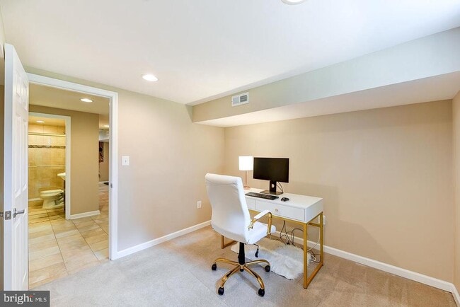 Building Photo - 6429 Maplewood Dr