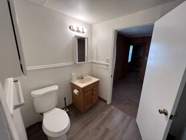 Building Photo - Cozy 3 Bed/1 Bath, With a White Picket Fence