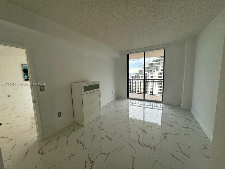 Building Photo - 540 Brickell Key Dr