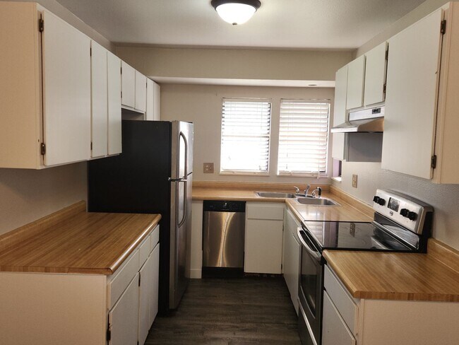 Building Photo - Academy and Vickers--Ranch Style Townhome!