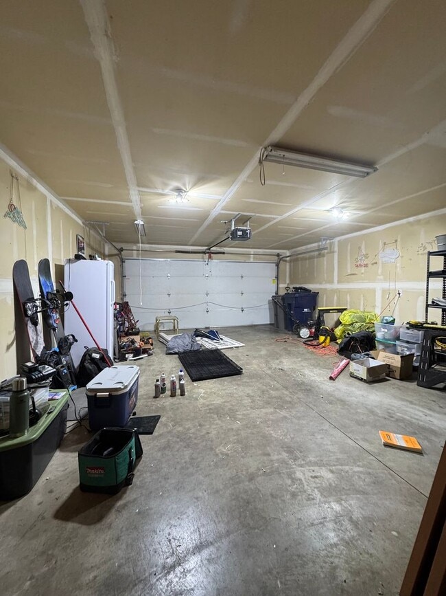 Building Photo - 3-Bedroom Home for Lease with Fenced Backyard