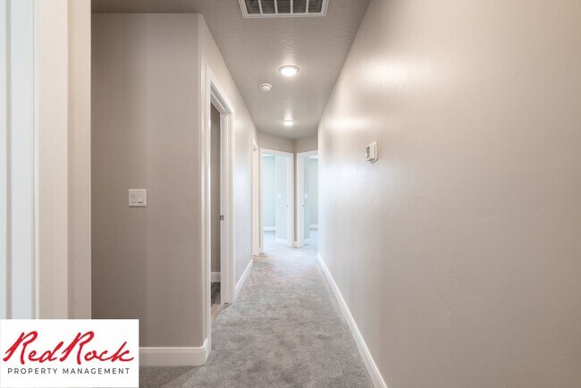 Building Photo - 4 Bedroom, 2.5 Bathroom Townhome in Hurric...