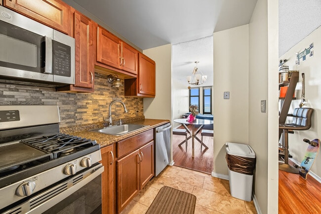 Building Photo - 6700 S South Shore Dr