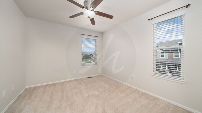 Building Photo - End-unit townhome in Soaring Eagles