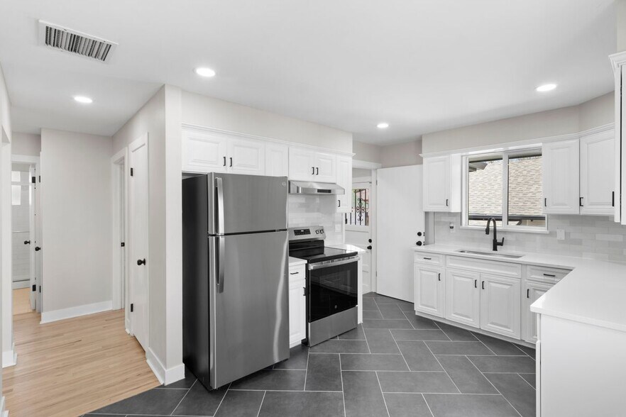 Building Photo - 2903 W 39th Ave