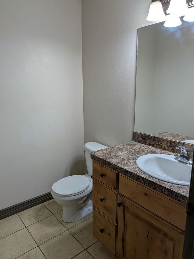 Building Photo - 3 bed 1.5 bath IMMACULATE END-UNIT Townhome in the Meadows
