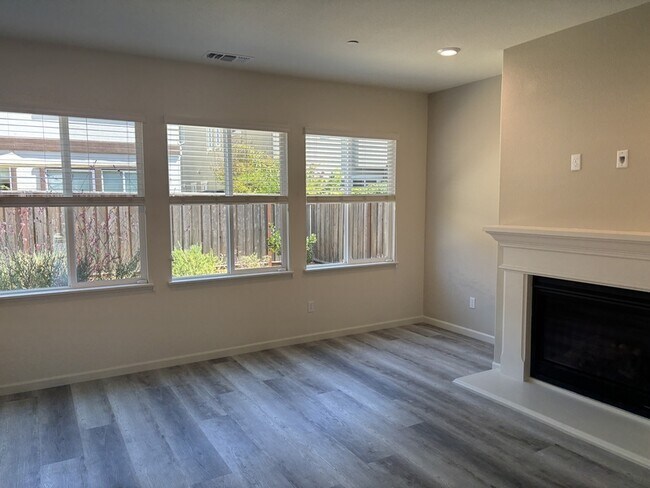 Building Photo - 5558 Kennedy Pl