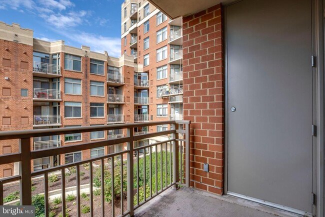 Building Photo - 3600 S Glebe Rd