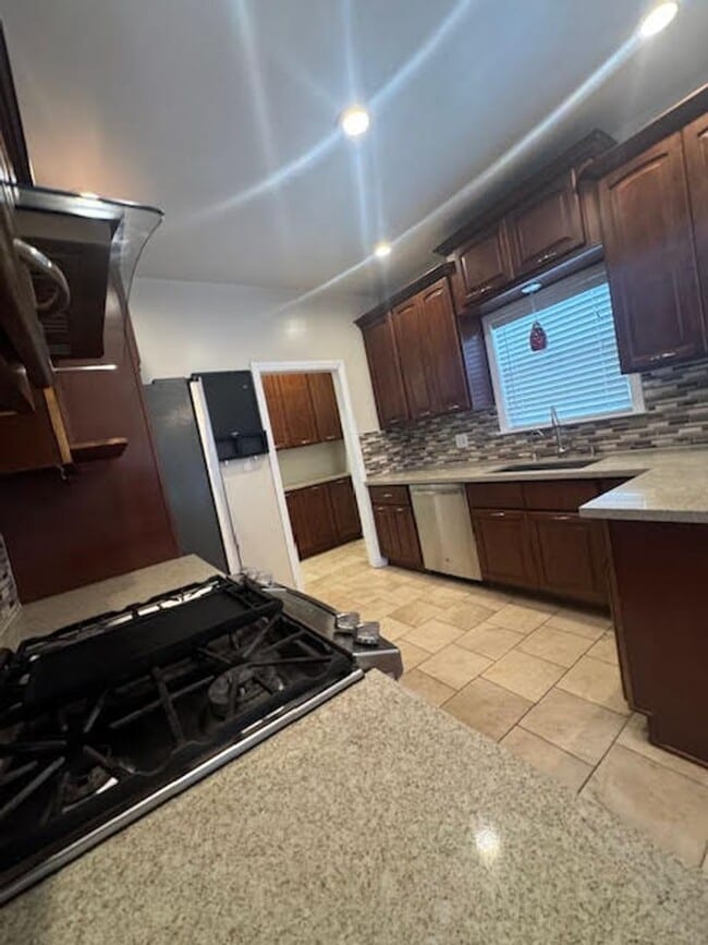 Building Photo - Modern 3 Bed, 2 Bath home