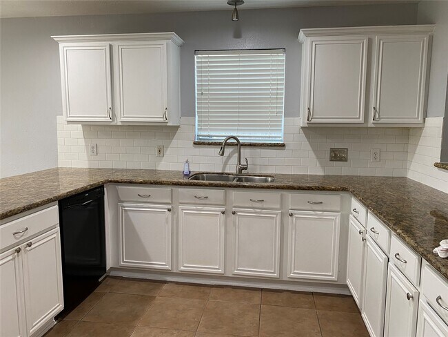 Building Photo - 7022 Leaders Crossing Dr