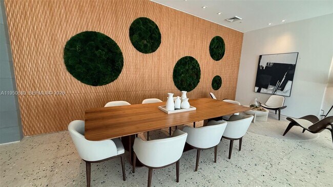 Building Photo - 460 NE 28th St