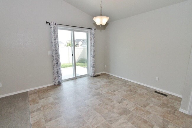 Building Photo - Clean Single-Level Home