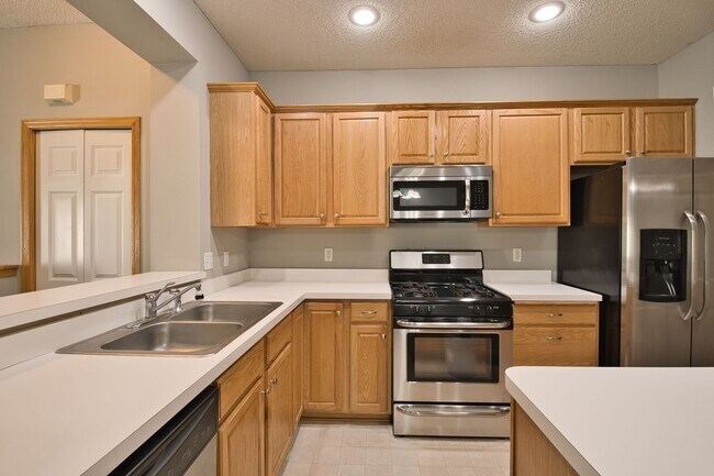 Building Photo - Like New 2 Bed/2 Bath Townhome With Amenit...