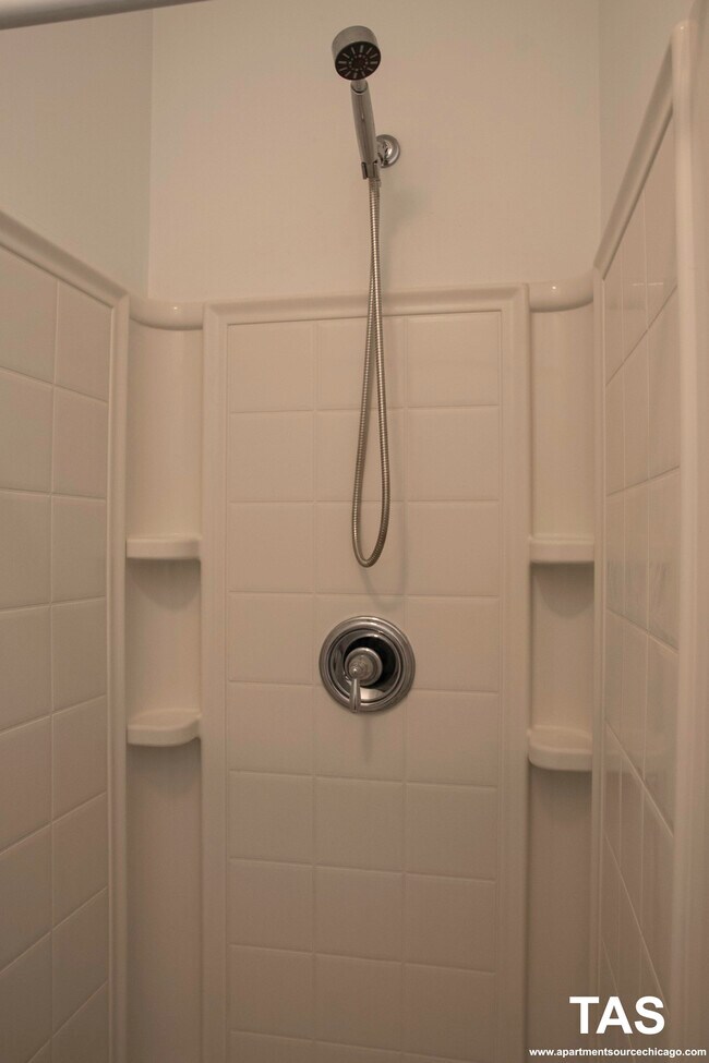 Building Photo - 1544 W Glenlake Ave