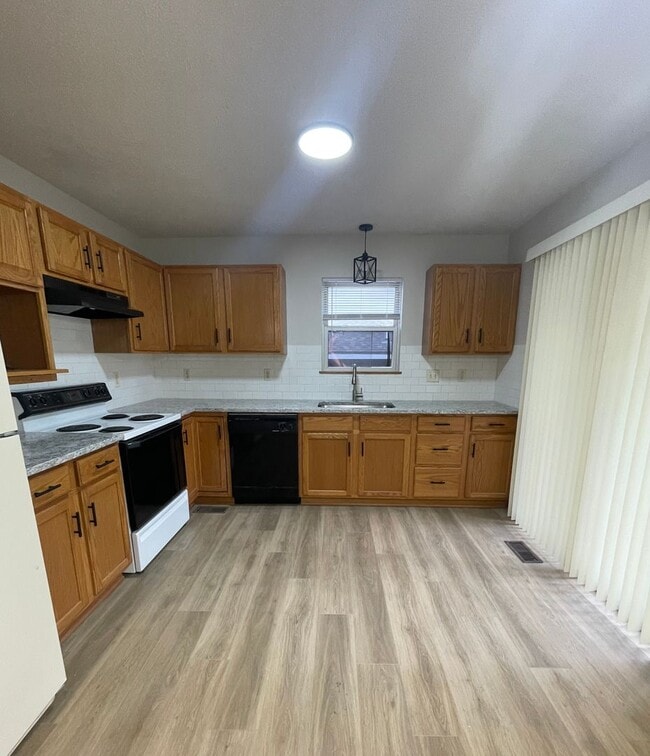 Building Photo - Remodeled Derby Duplex!