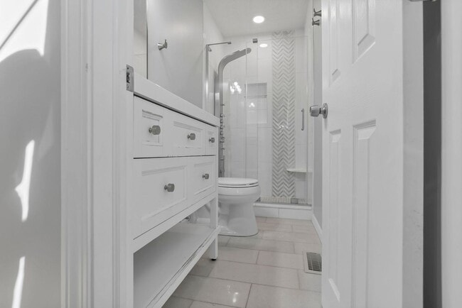 Building Photo - 5399 Thornburg Ct