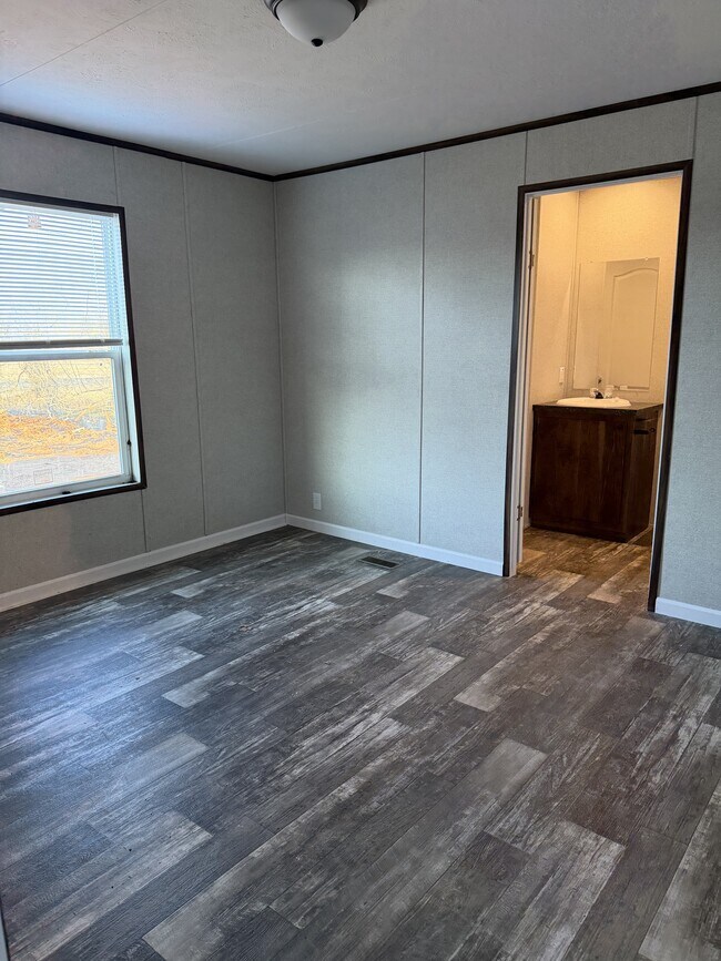 Building Photo - 501 Mercedes St