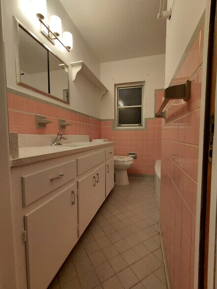 Building Photo - 530 Byron Rd