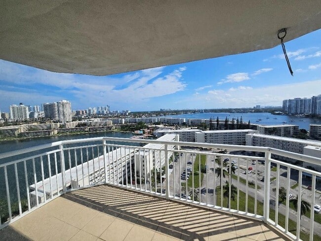 Building Photo - 18031 Biscayne Blvd